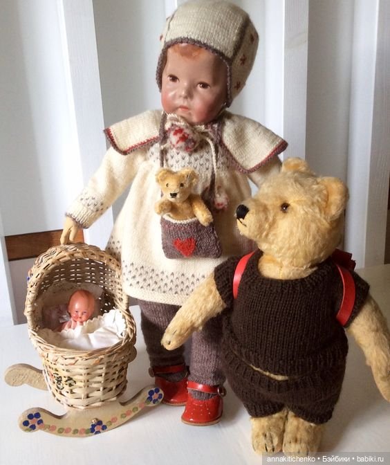 Много фотографий с забавными медведями и антикварными куклами