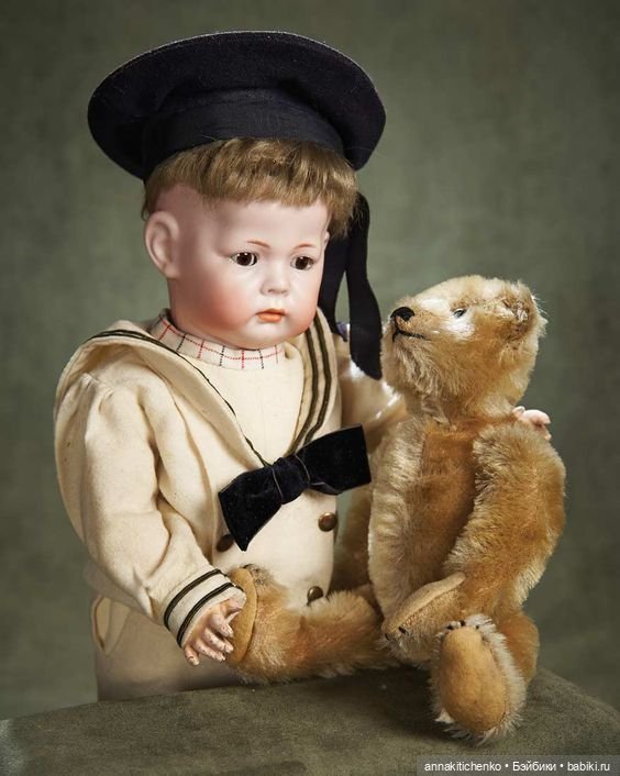 Много фотографий с забавными медведями и антикварными куклами