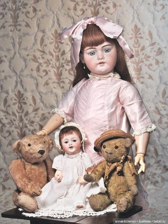 Много фотографий с забавными медведями и антикварными куклами (фото 2)