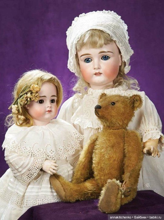 Много фотографий с забавными медведями и антикварными куклами
