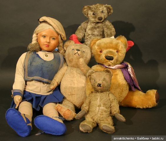 Много фотографий с забавными медведями и антикварными куклами