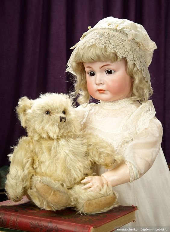 Много фотографий с забавными медведями и антикварными куклами