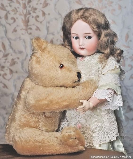 Много фотографий с забавными медведями и антикварными куклами