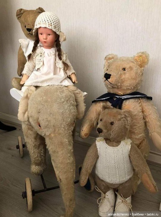 Много фотографий с забавными медведями и антикварными куклами