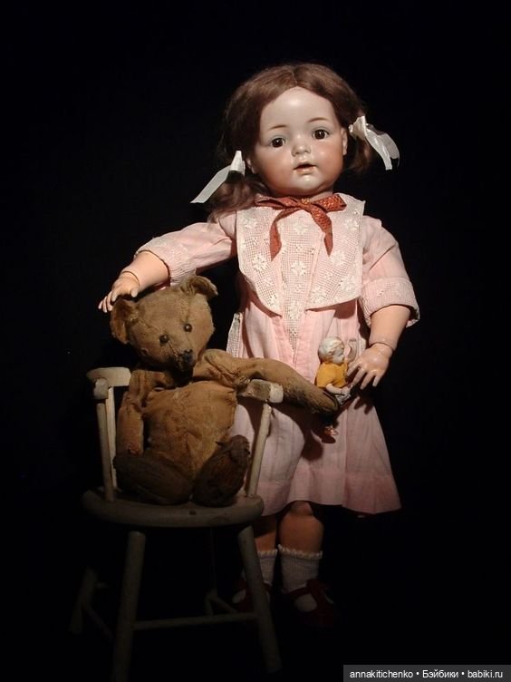 Много фотографий с забавными медведями и антикварными куклами