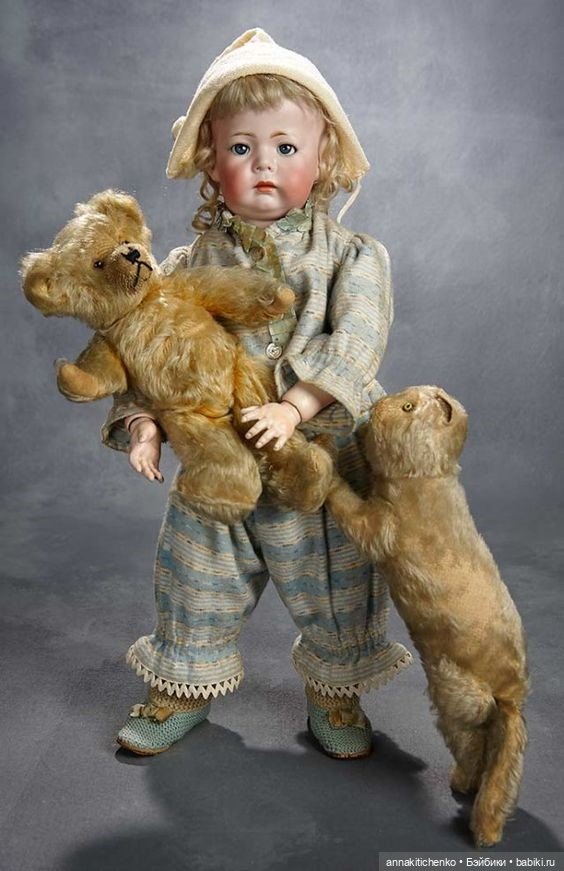Много фотографий с забавными медведями и антикварными куклами (фото 3)