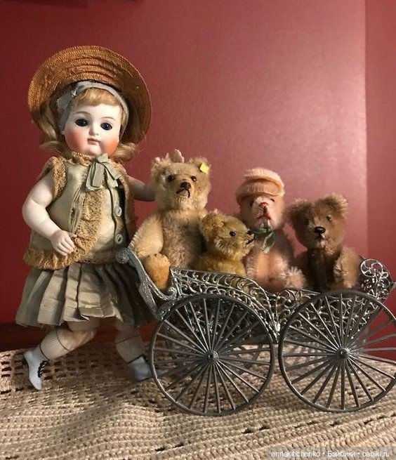 Много фотографий с забавными медведями и антикварными куклами