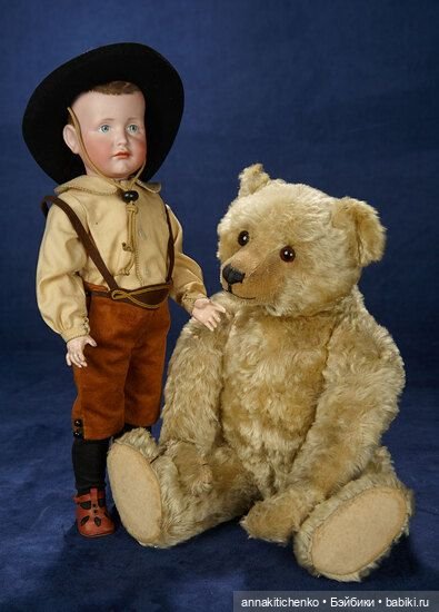 Много фотографий с забавными медведями и антикварными куклами