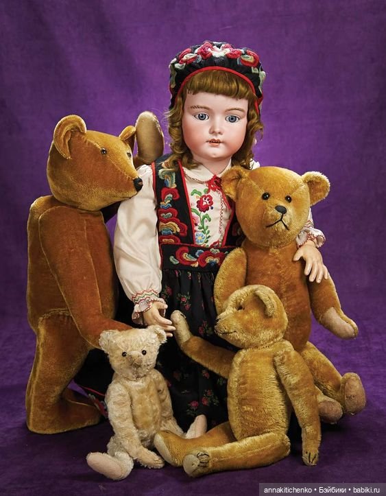 Много фотографий с забавными медведями и антикварными куклами (фото 4)