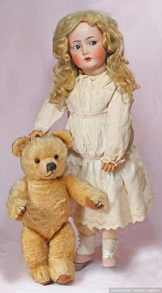 Много фотографий с забавными медведями и антикварными куклами