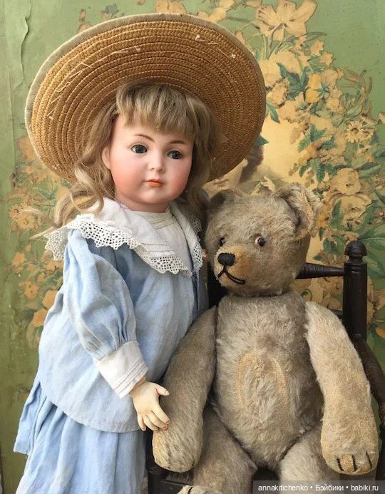 Много фотографий с забавными медведями и антикварными куклами