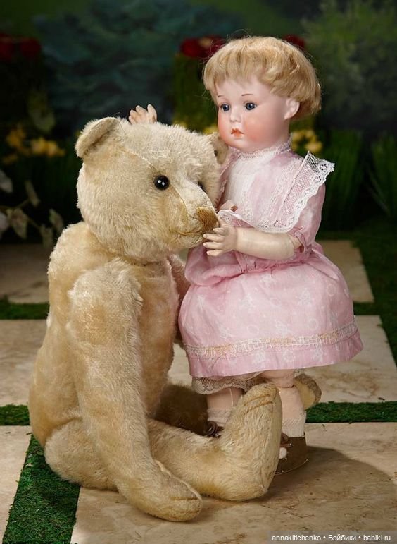 Много фотографий с забавными медведями и антикварными куклами
