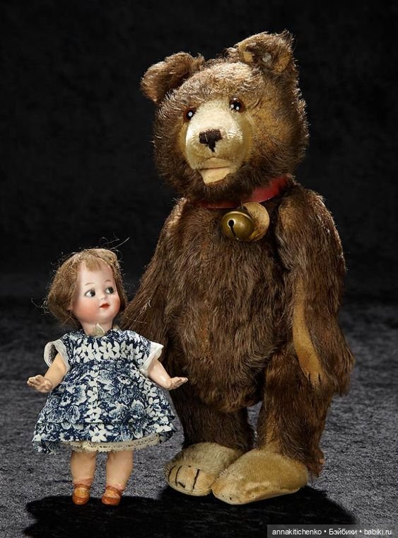 Много фотографий с забавными медведями и антикварными куклами