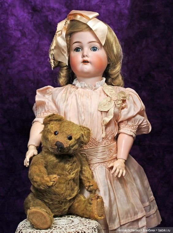 Много фотографий с забавными медведями и антикварными куклами