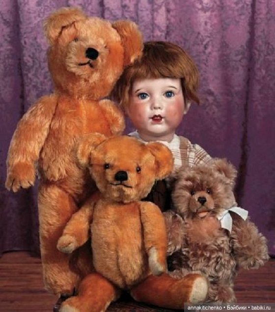 Много фотографий с забавными медведями и антикварными куклами