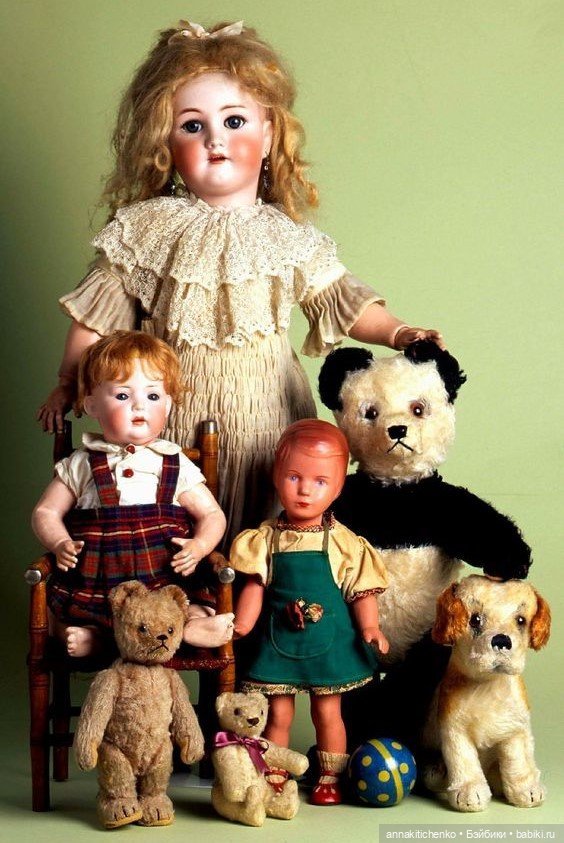 Много фотографий с забавными медведями и антикварными куклами