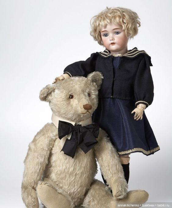 Много фотографий с забавными медведями и антикварными куклами