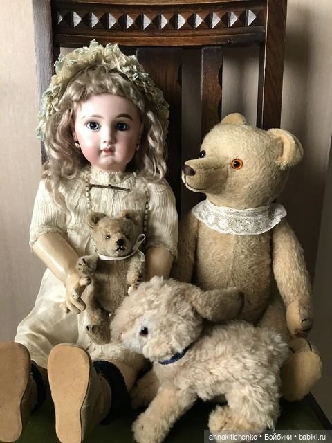 Много фотографий с забавными медведями и антикварными куклами