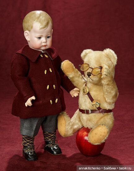 Много фотографий с забавными медведями и антикварными куклами