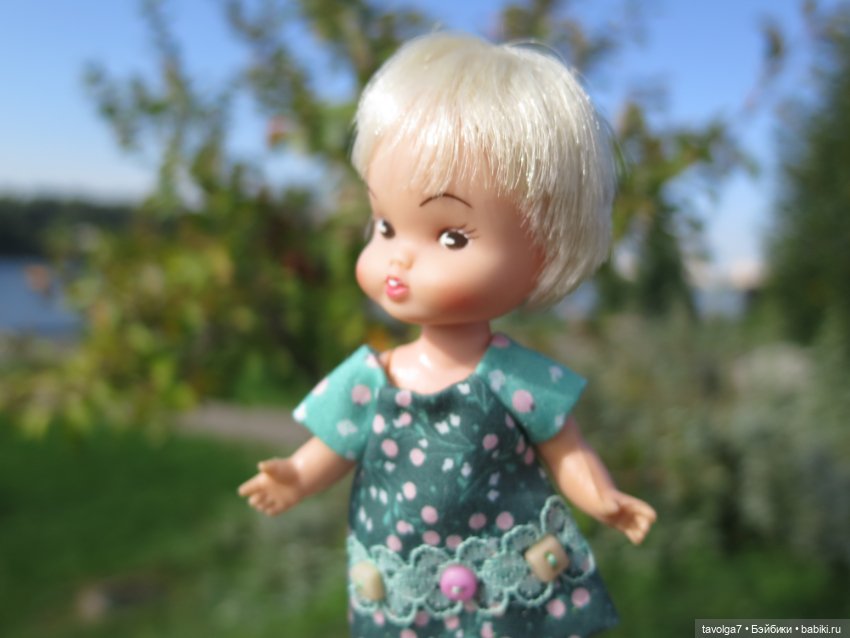 "Истекает мёдом, светом и смолой."