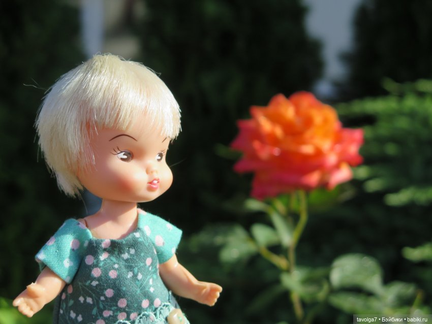 "Истекает мёдом, светом и смолой."