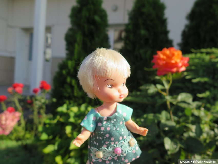 "Истекает мёдом, светом и смолой."