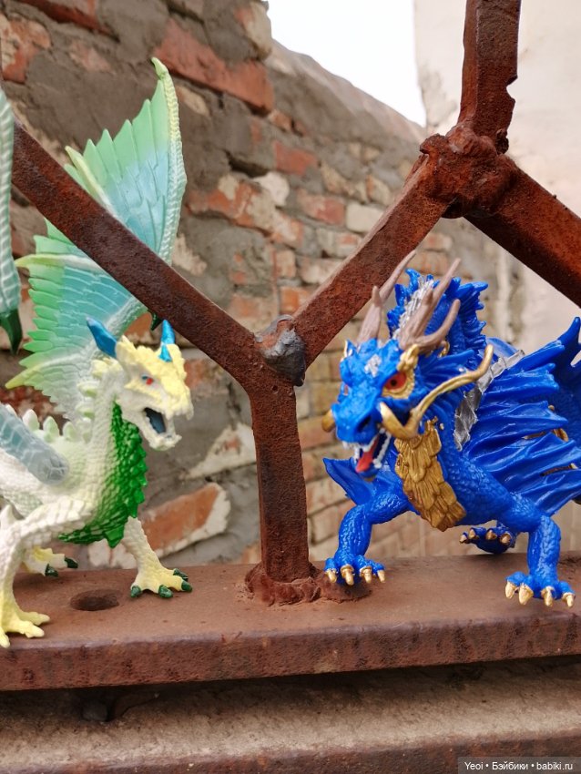 Две статичные фигурки драконов