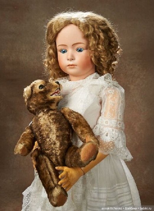 Много фотографий с забавными медведями и антикварными куклами
