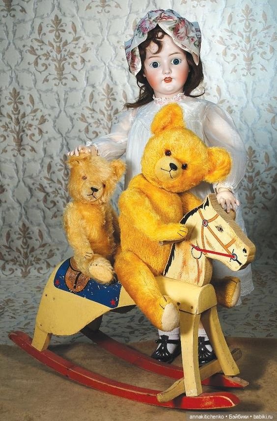Много фотографий с забавными медведями и антикварными куклами