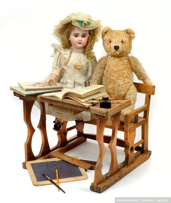 Много фотографий с забавными медведями и антикварными куклами