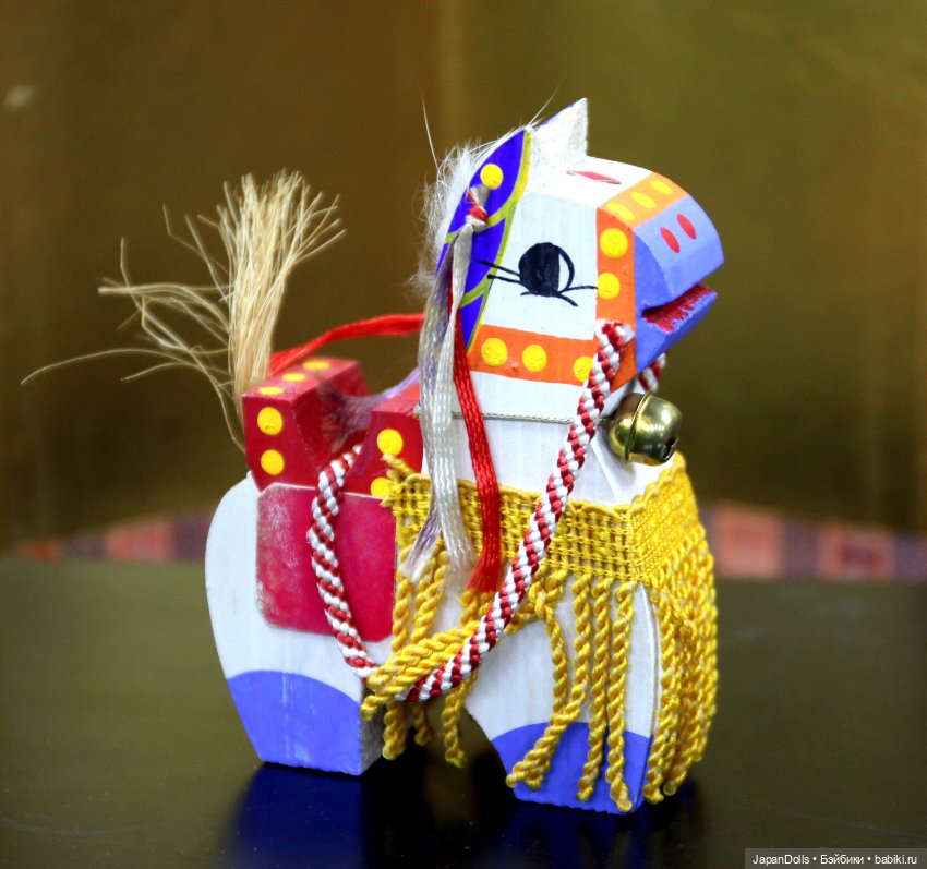 Деревянная лошадка «Чагу Чагу Умако» в коллекции выставки "Япония. Куклы, сказки и легенды" (фото 2)