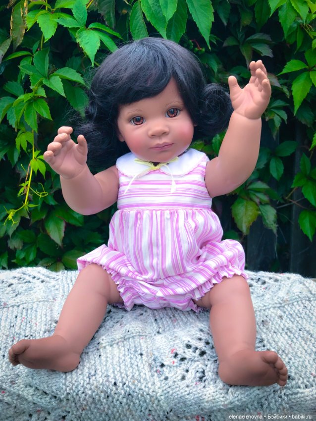 Фотогеничная Эмили Носик пуговкой