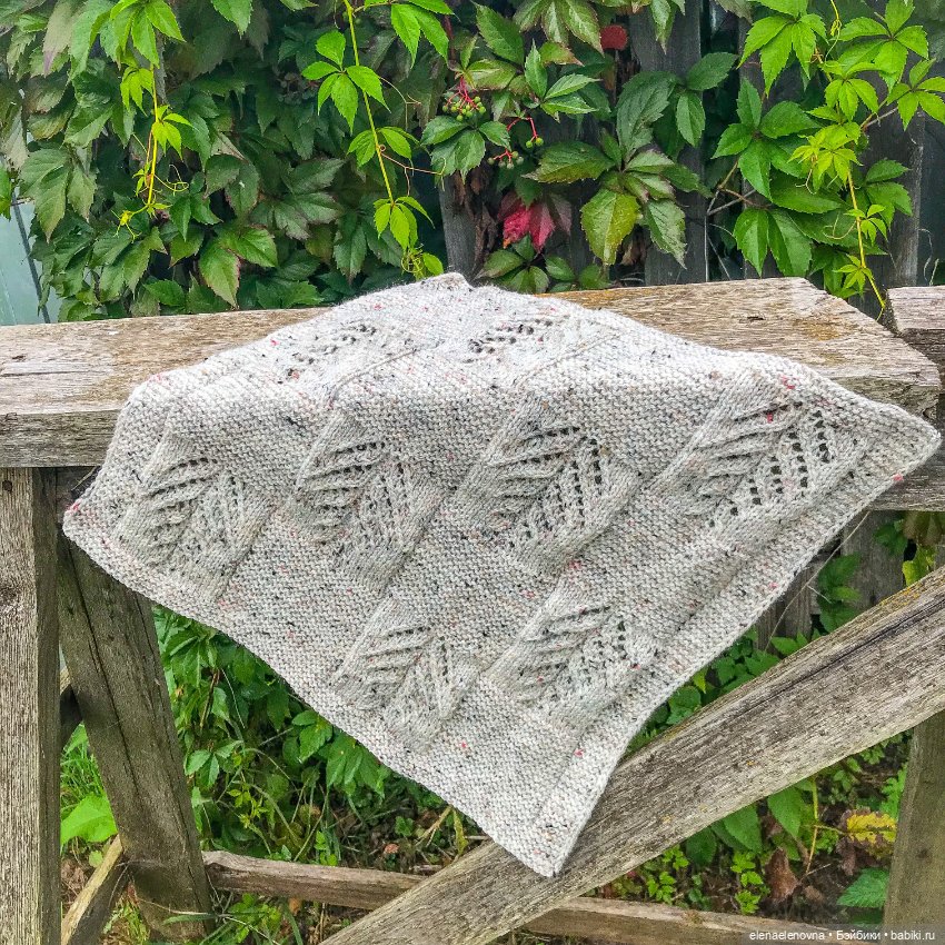 Фотогеничная Эмили Носик пуговкой