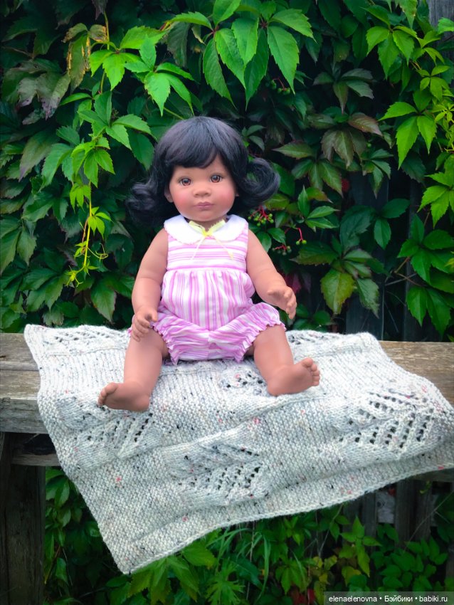 Фотогеничная Эмили Носик пуговкой