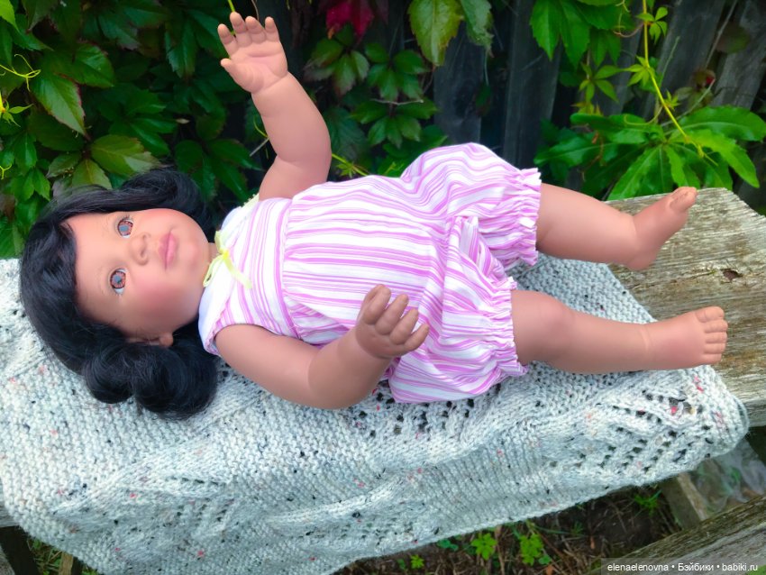 Фотогеничная Эмили Носик пуговкой