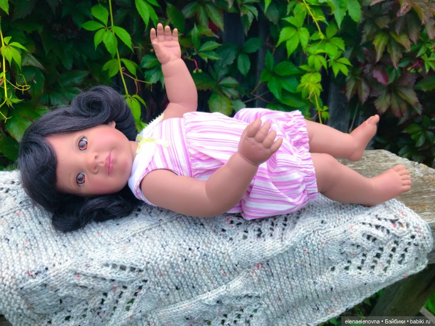 Фотогеничная Эмили Носик пуговкой