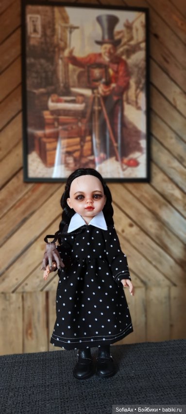 Маленькая путешественница Уинсдей (фото 5)