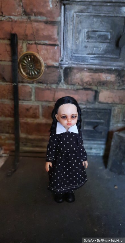 Маленькая путешественница Уинсдей (фото 7)