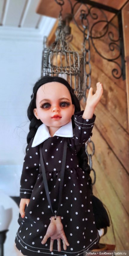 Маленькая путешественница Уинсдей (фото 3)