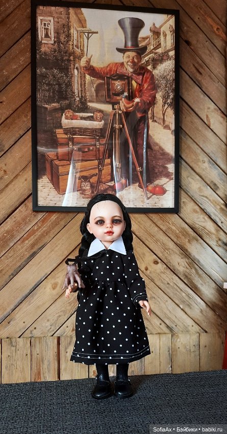 Маленькая путешественница Уинсдей (фото 2)