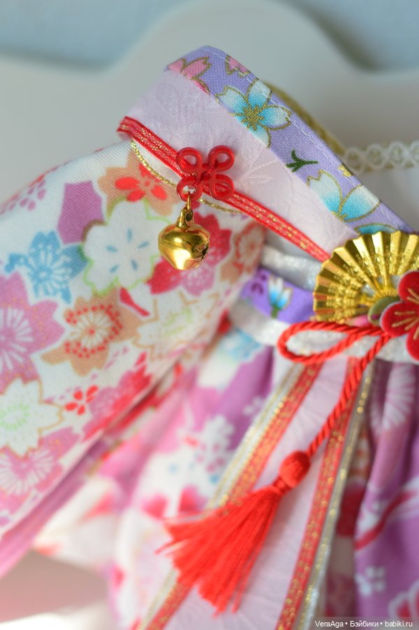 От улыбки хмурый день светлей