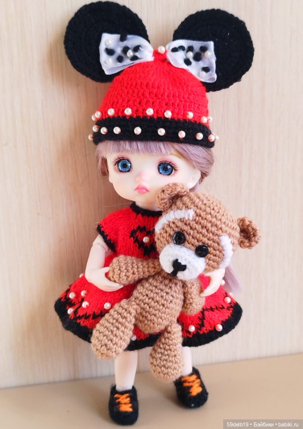 Лея примеряет нарядики Теи