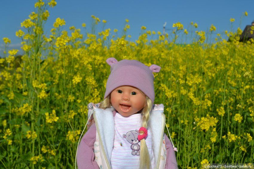 Алёнка и её первая прогулка