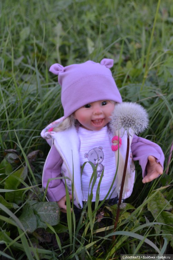 Алёнка и её первая прогулка