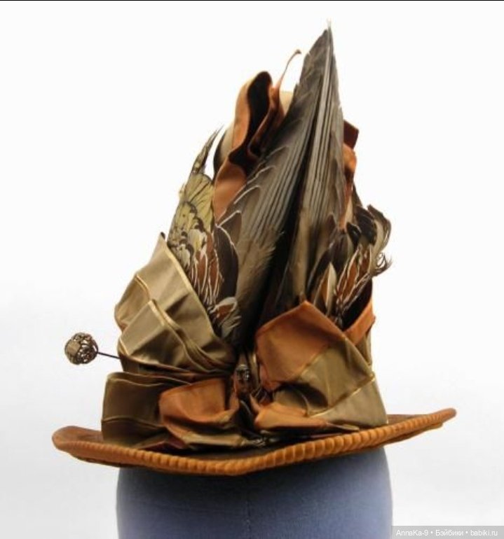 Шляпки и муфты с декором из перьев