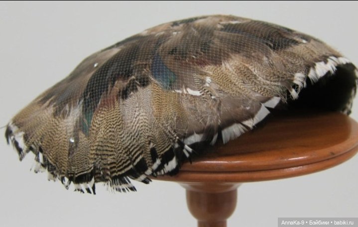 Шляпки и муфты с декором из перьев (фото 6)