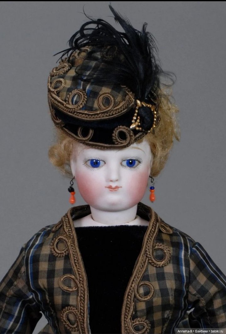 Шляпки и муфты с декором из перьев (фото 9)