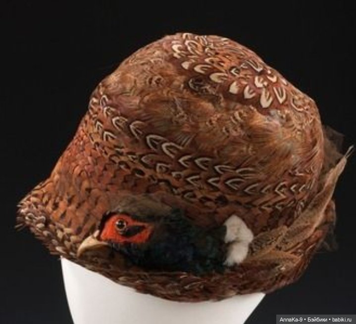 Шляпки и муфты с декором из перьев