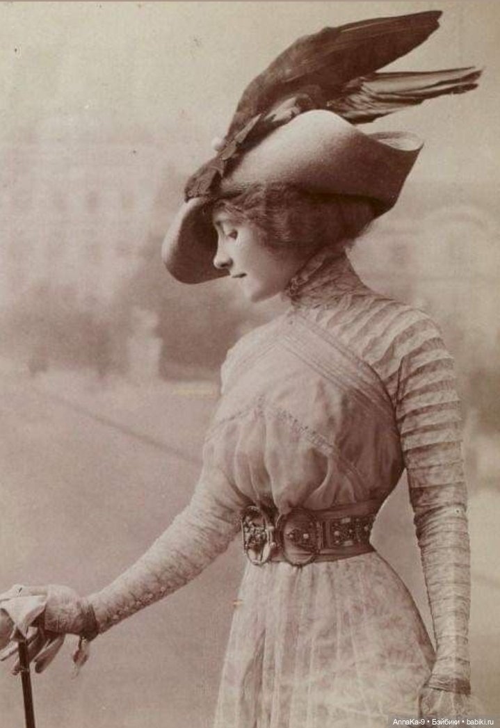 Шляпки и муфты с декором из перьев