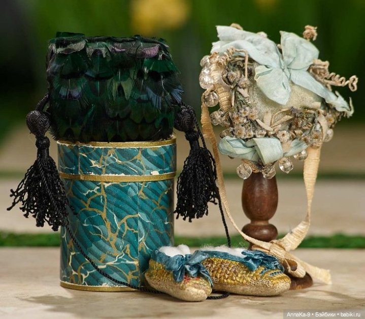 Шляпки и муфты с декором из перьев (фото 3)